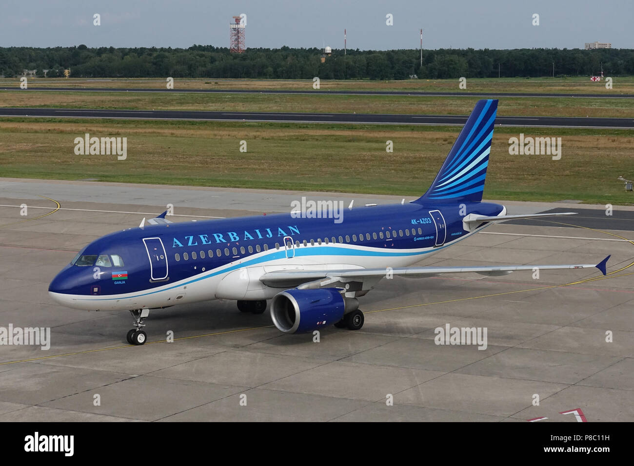 Berlin, Allemagne, l'Airbus A319 de la compagnie aérienne l'Azerbaïdjan Airways sur le tarmac de l'aéroport Berlin-Tegel Banque D'Images