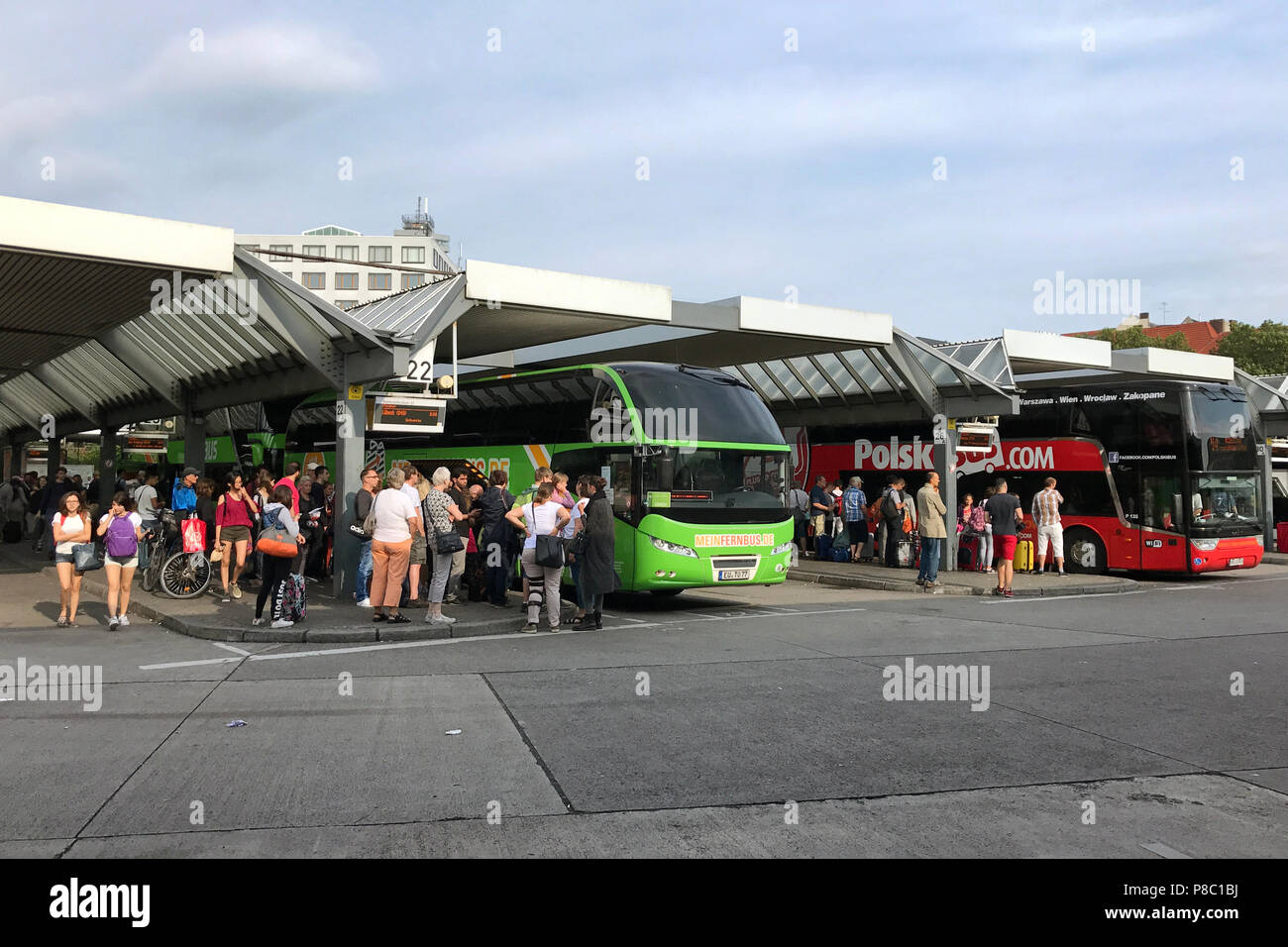 Berlin, Allemagne, les gens et les entraîneurs à la station centrale d'autobus Berlin (ZOB). Banque D'Images