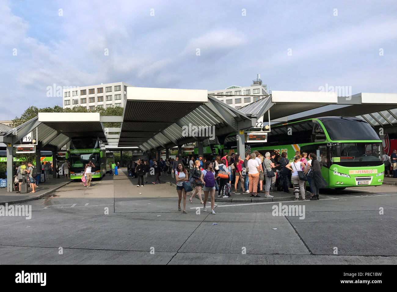 Berlin, Allemagne, les gens et les entraîneurs à la station centrale d'autobus Berlin (ZOB). Banque D'Images