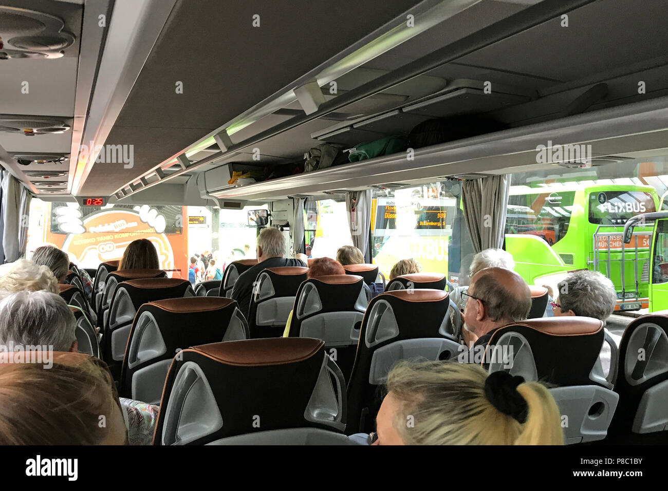 Berlin, Allemagne, les gens dans un bus vous attendent le départ Banque D'Images