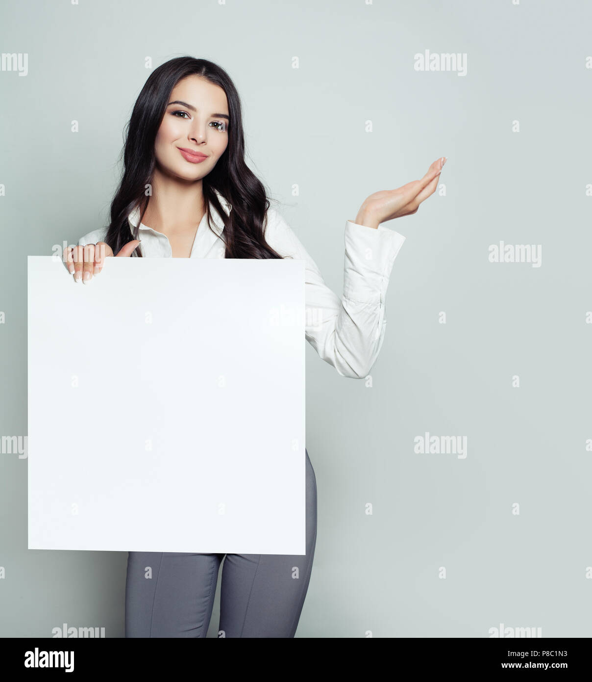 Femme réussie avec arrière-plan blanc vide Banque D'Images