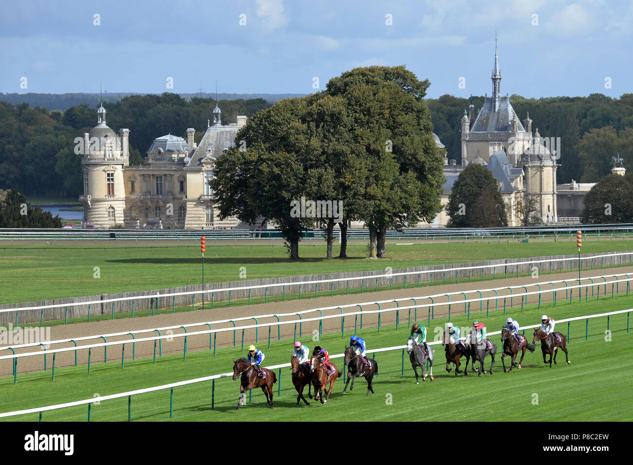 Chantilly, France, chevaux et jockeys lors d'une course au galop devant le château Banque D'Images