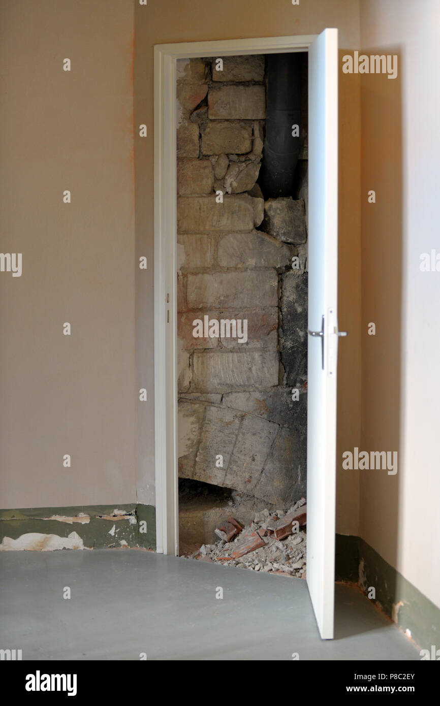 Chantilly, France, maçonnerie et décombres derrière une porte ouverte Banque D'Images
