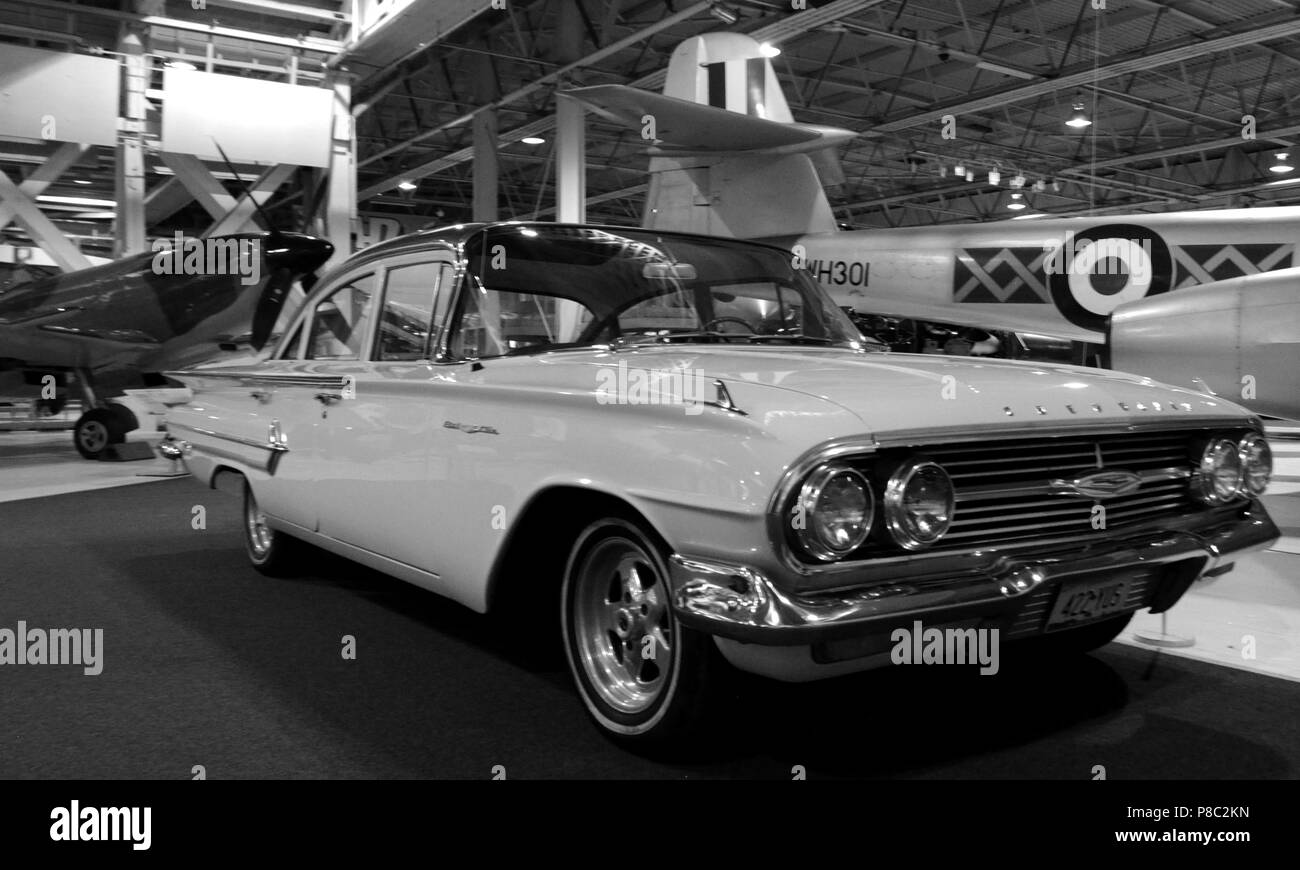 1960 Chevrolet Bel Air sedan, en face de Supermarine Spitfire XVI et Gloster Meteor F8, pour Bonhams Classic Car Auction, RAF Museum, Londres, Royaume-Uni. Banque D'Images