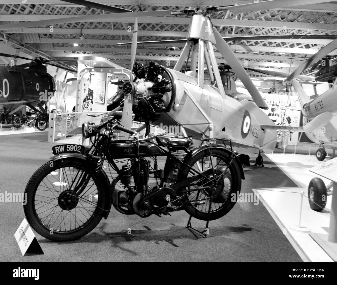 1926 AJS 350cc Model G6 'Big Port' G49926 châssis en face de Avro Rota série K4232, pour la vente aux enchères Bonhams voiture classique, RAF Museum, Londres, Royaume-Uni. Banque D'Images