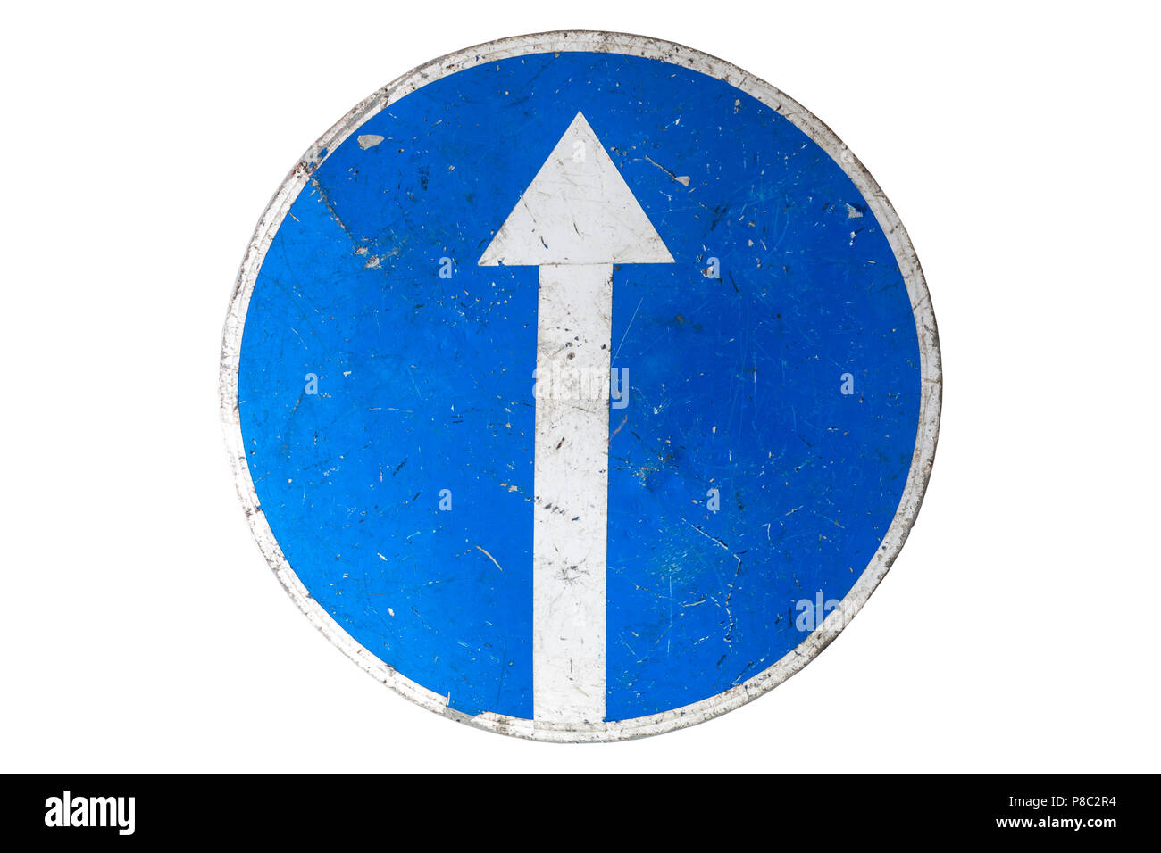 Vieux rayé bleu ronde road sign 'Avant' seulement isolé sur blanc. Banque D'Images