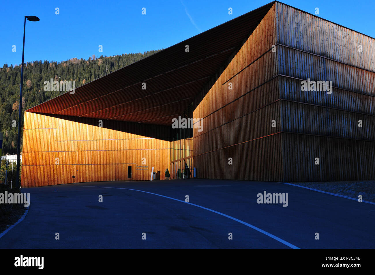 La partie en bois du centre des congrès de Davos, où le WEF a lieu Banque D'Images