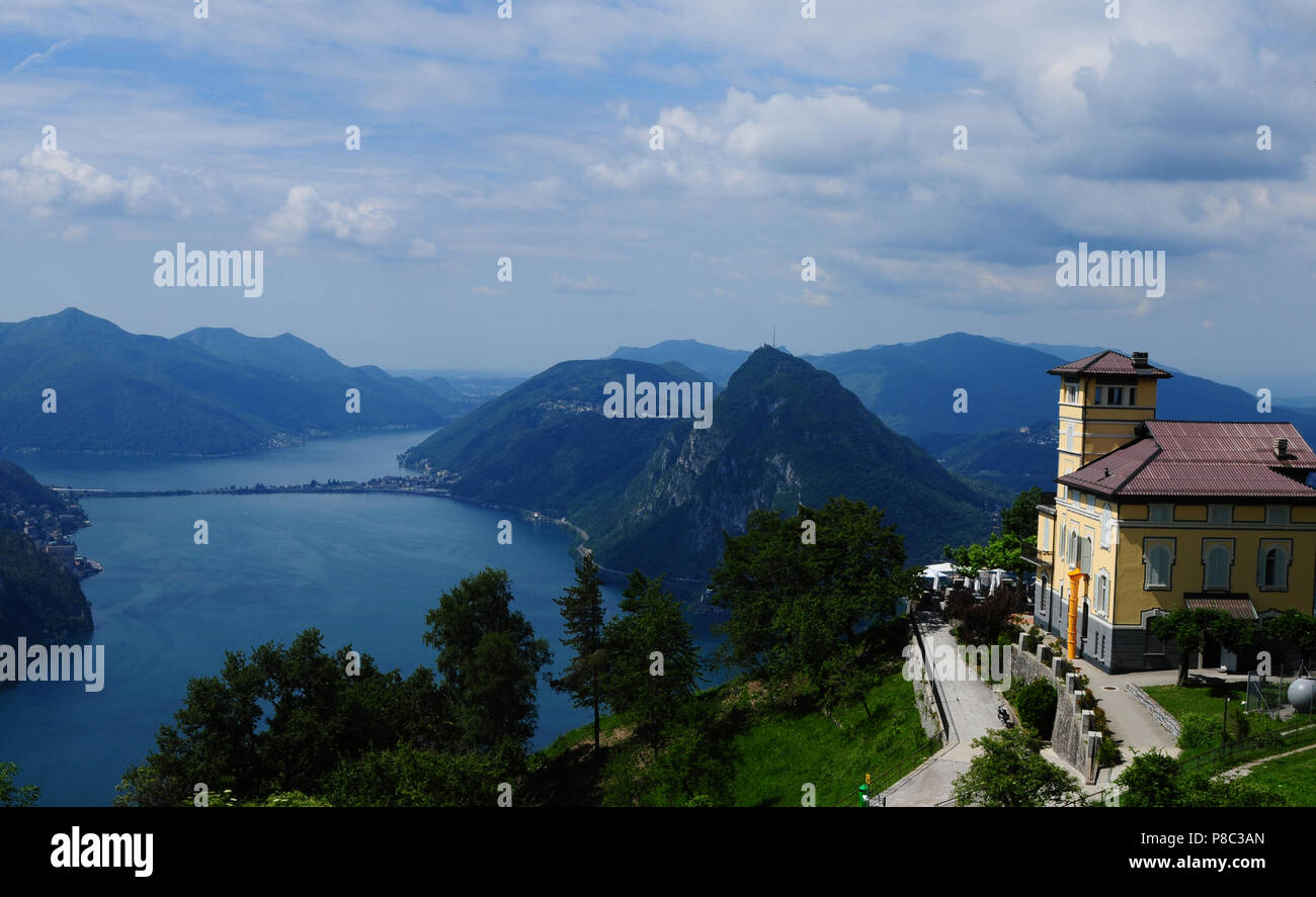 Vue panoramique sur le lac de Lugano et sur le Mont Bré à Lugano-City dans le sud de la Suisse Banque D'Images