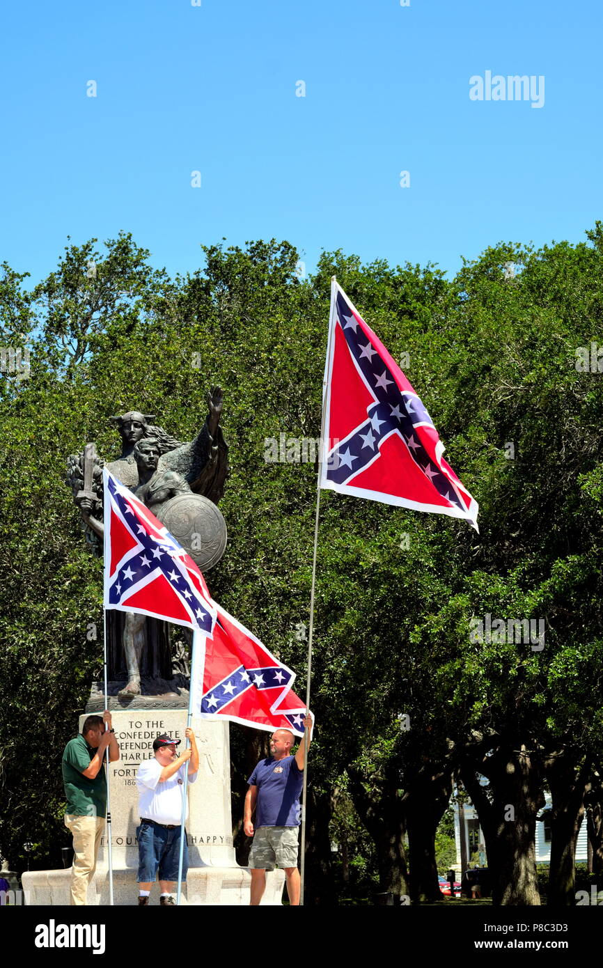 Bataille Pavillon de guerre civile américaine Confederacy affichée sur Confederate défenseurs de Charleston, SC Monument en partie sécession actuelle Banque D'Images