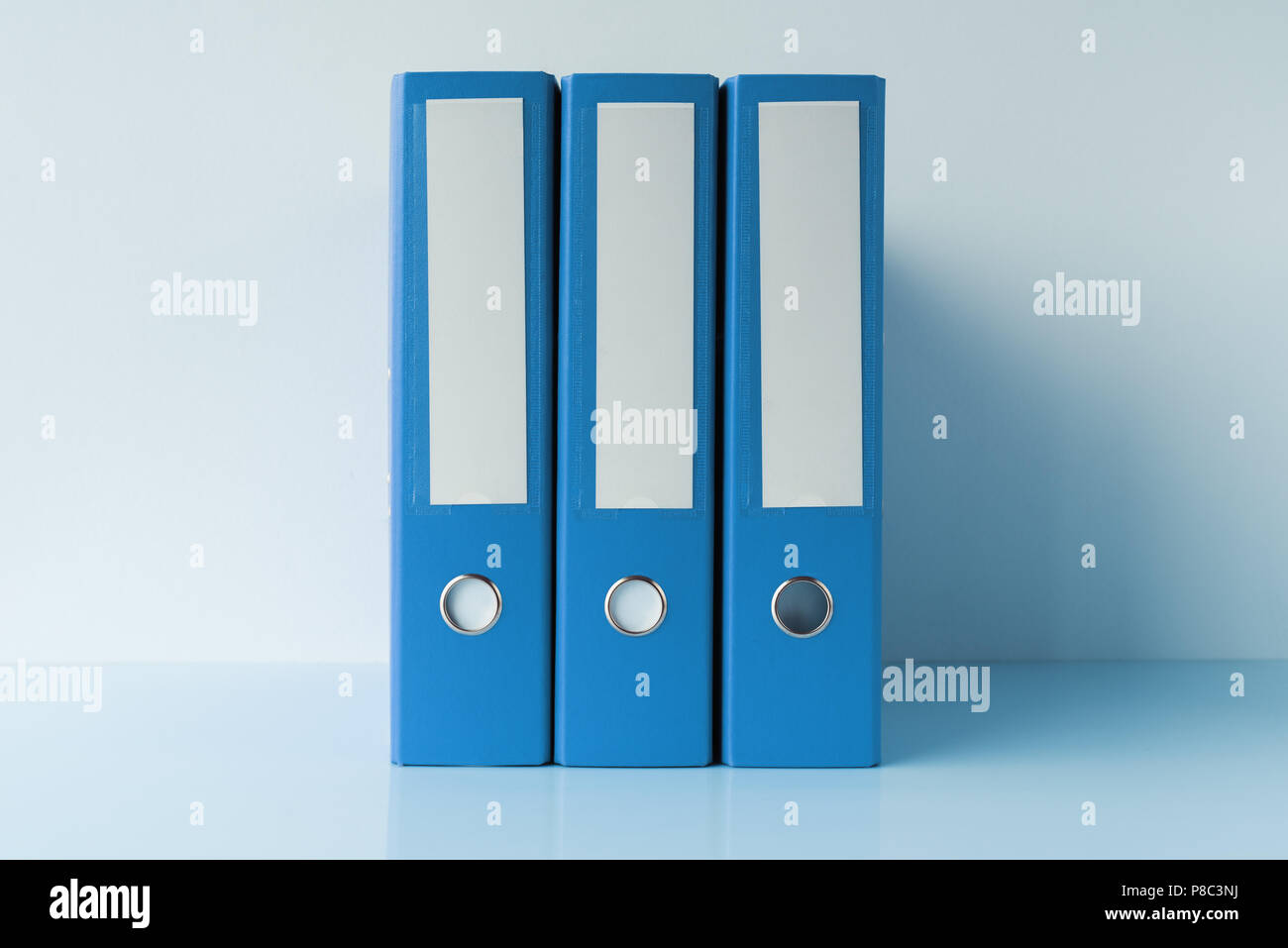 Fichier bleu classeurs de documents et de tenue comptable en cabinet d'affaires Banque D'Images