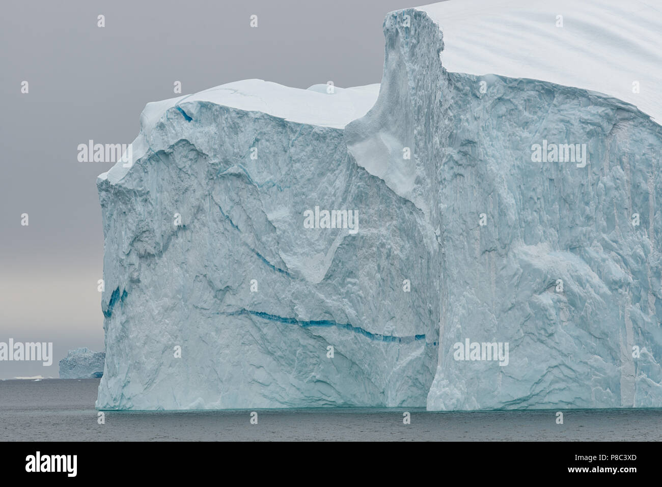 Kangertittitaq, Groenland.Énorme iceberg dans le fjord Scoresby Sund. Banque D'Images