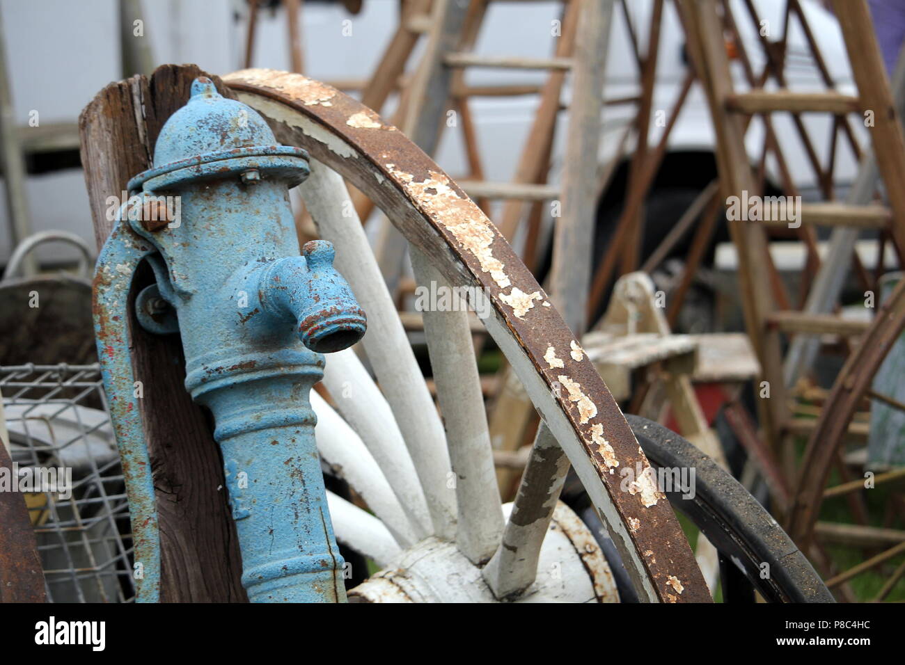 Ancienne pompe à eau fer antique bleu et blanc avec grande roue vintage Échelles de bois en arrière-plan Banque D'Images
