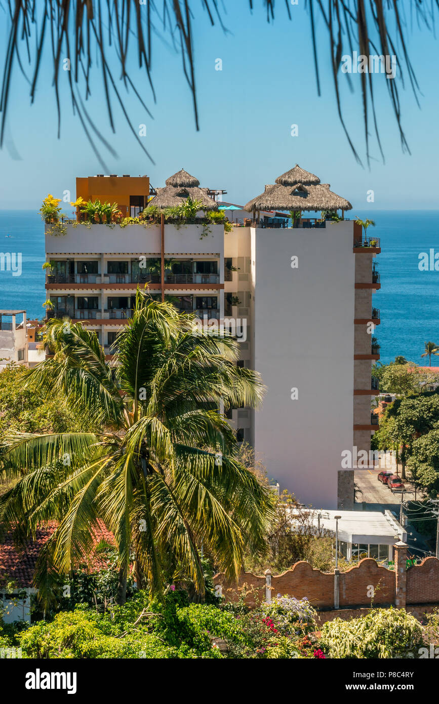 PUERTO VALLARTA, MEXIQUE - Mars 10, 2018 - Une vue colorée d'une terrasse sur le toit et un salon bar Sky à Puerto Vallarta avec l'océan en arrière-plan Banque D'Images