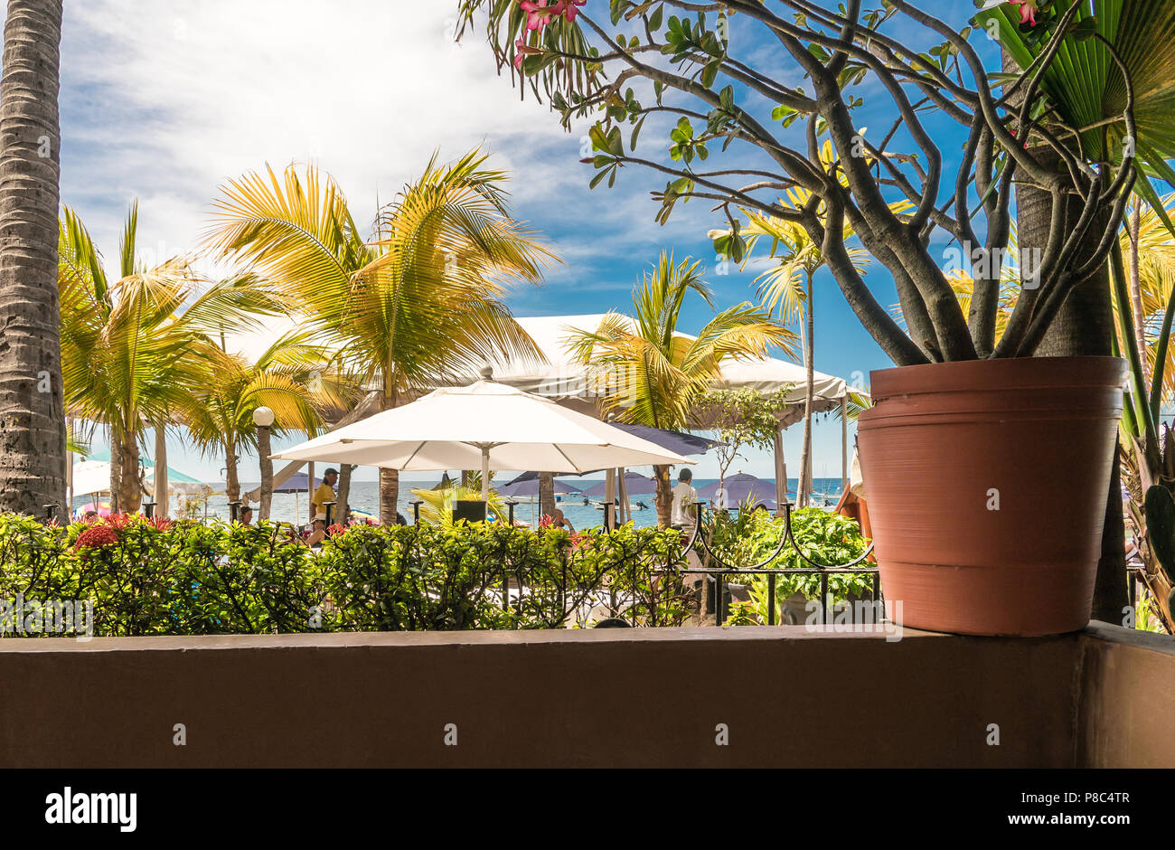 PUERTO VALLARTA, MEXIQUE - Mars 11, 2018 : Le point de vue d'un restaurant en bord de mer, en mars 2018, sur la plage de Los Muertos, MX-JAL. Banque D'Images