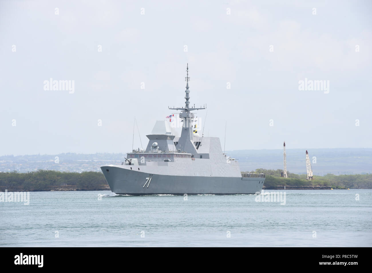 180710-N-OS584-0371 PEARL HARBOR (10 juillet 2018) République de Singapour Marine (RSN) de la frégate lance-missiles tenace RSS (71) quitte Pearl Harbor pour commencer la phase en mer de la Rim of the Pacific (RIMPAC), le 10 juillet. Vingt-cinq nations, 46 navires, 5 sous-marins, environ 200 avions et 25 000 personnes participent à l'EXERCICE RIMPAC du 27 juin au 2 août dans et autour des îles Hawaï et la Californie du Sud. Le plus grand exercice maritime international RIMPAC, fournit une formation unique alors que la promotion et le soutien de relations de coopération entre les participants Banque D'Images