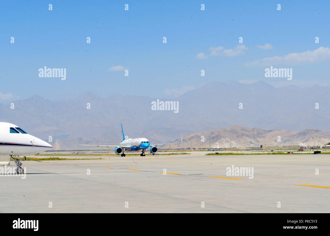 L'AÉRODROME DE BAGRAM, en Afghanistan (9 juillet 2018) -- Un avion transportant la secrétaire d'État des États-Unis, Mike Pompeo arrive à l'aérodrome de Bagram, en Afghanistan, le 9 juillet 2018. Pompeo rencontré des ambassadeurs et chefs militaires au cours de sa visite en Afghanistan. (U.S. Air Force photo de Tech. Le Sgt. Sharida Jackson) Banque D'Images