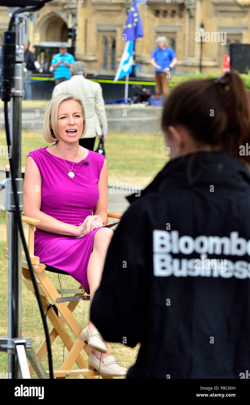 Caroline Hyde, ancrage pour affaires Bloomberg Business TV à partir de la ville de College Green, Westminster, Londres, juillet 2018 Banque D'Images