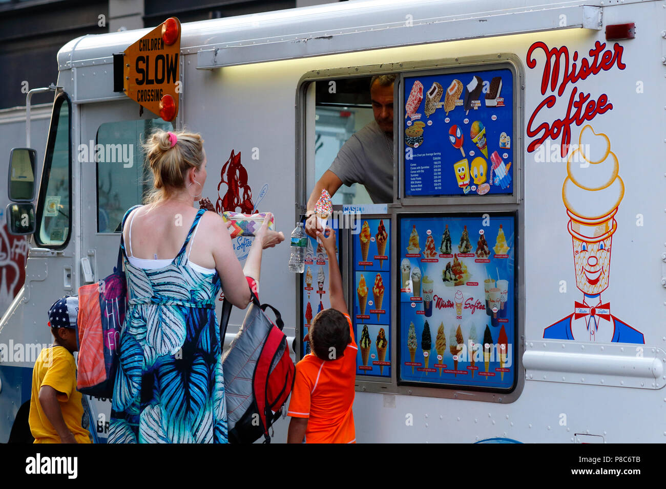 Mister Softee vendeur sert un cône à un client Banque D'Images