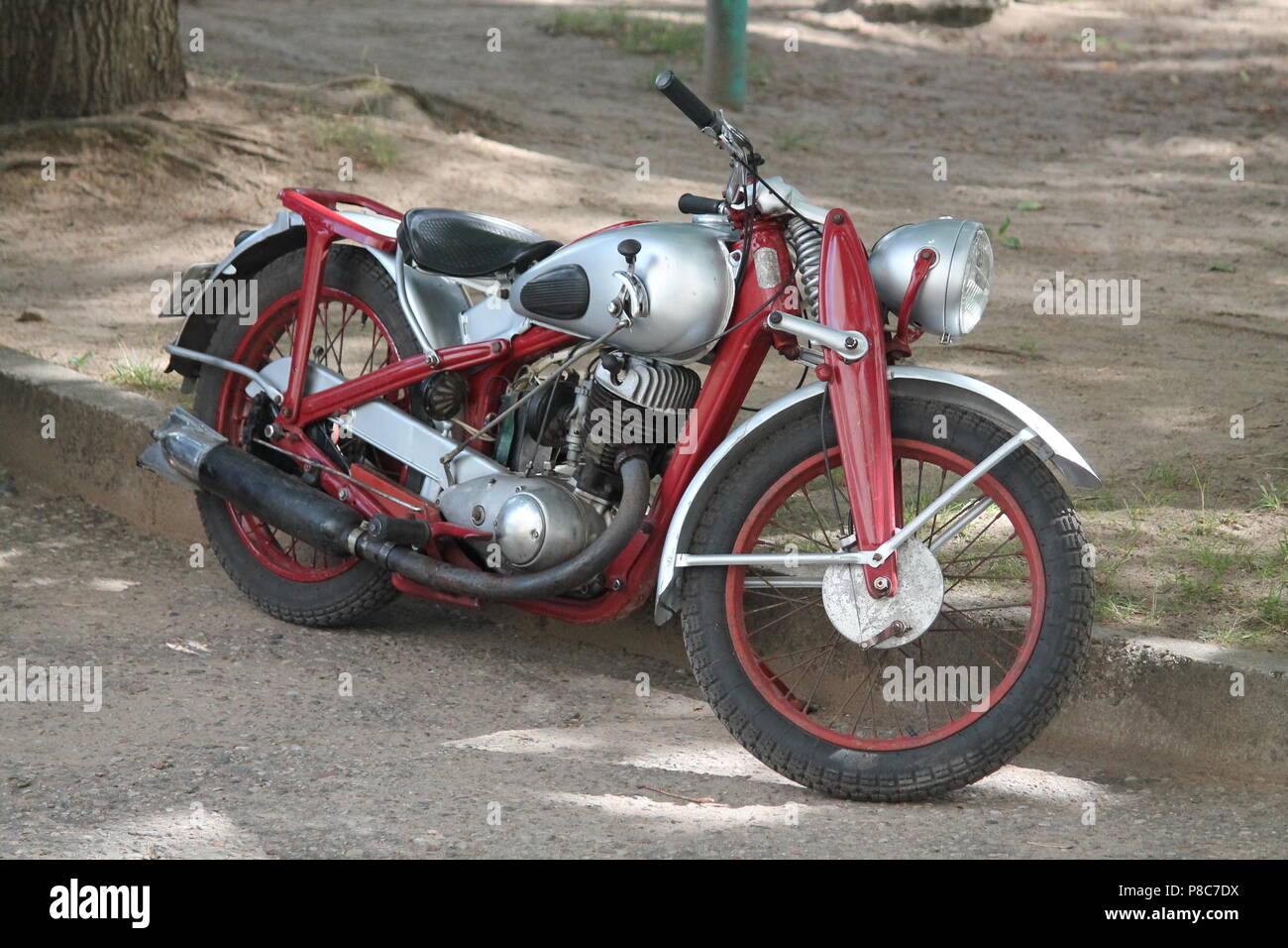 Couleur rouge vif rapide style rétro moto préparer voyage d'été Banque D'Images