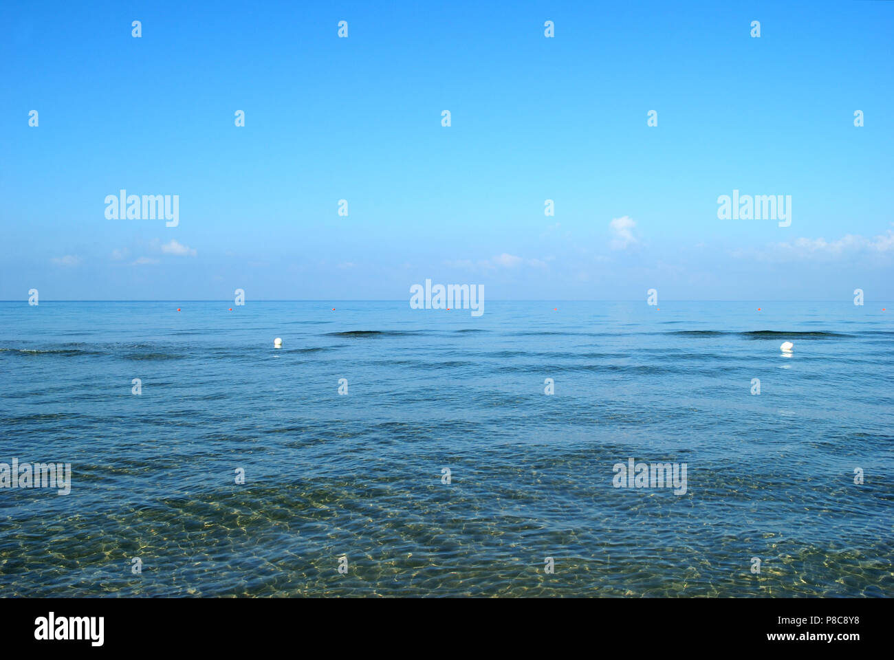 Summer background minimaliste, calme et tranquille avec la mer claire comme du cristal, et ciel bleu Banque D'Images