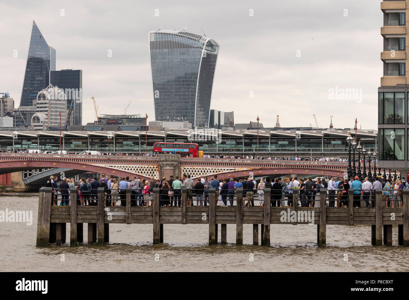 Londres, Royaume-Uni. 10 juillet, 2018. Les gens se rassemblent le long de la Tamise pour regarder le défilé aérien 100 de la RAF à Londres, Royaume-Uni le 10 juillet 2018 Crédit : Nick Whittle/Alamy Live News Banque D'Images