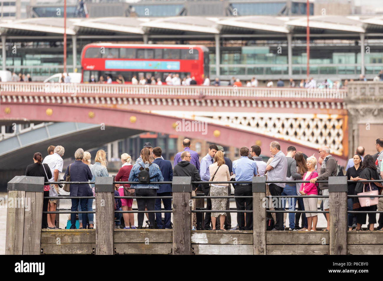Londres, Royaume-Uni. 10 juillet, 2018. Les gens se rassemblent le long de la Tamise pour regarder le défilé aérien 100 de la RAF à Londres, Royaume-Uni le 10 juillet 2018 Crédit : Nick Whittle/Alamy Live News Banque D'Images