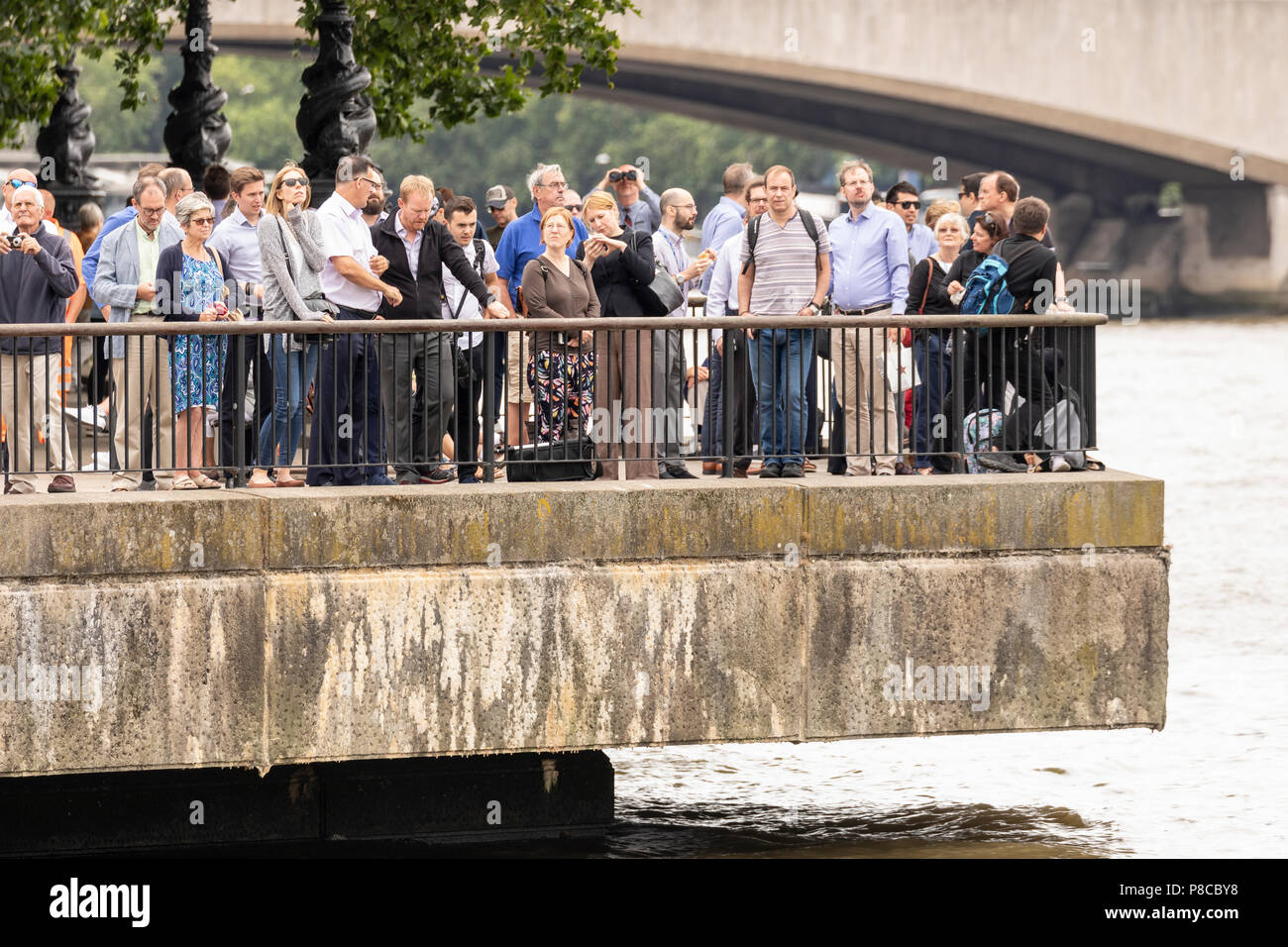 Londres, Royaume-Uni. 10 juillet, 2018. Les gens se rassemblent le long de la Tamise pour regarder le défilé aérien 100 de la RAF à Londres, Royaume-Uni le 10 juillet 2018 Crédit : Nick Whittle/Alamy Live News Banque D'Images