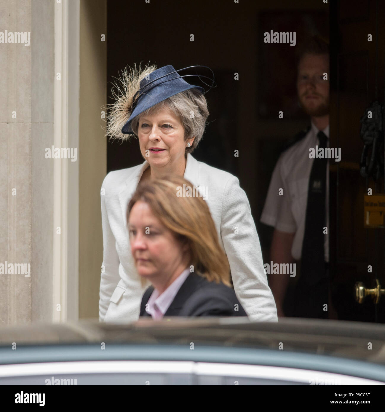 Downing Street, London, UK. 10 juillet 2018. PM Theresa peut laisse 10 Downing Street pour RAF100 Service à l'abbaye de Westminster après la réunion du cabinet remanié suite aux démissions de Brexit Secrétaire David Davis et Secrétaire aux affaires étrangères, Boris Johnson sur la PM Brexit stratégie. Credit : Malcolm Park/Alamy Live News. Banque D'Images