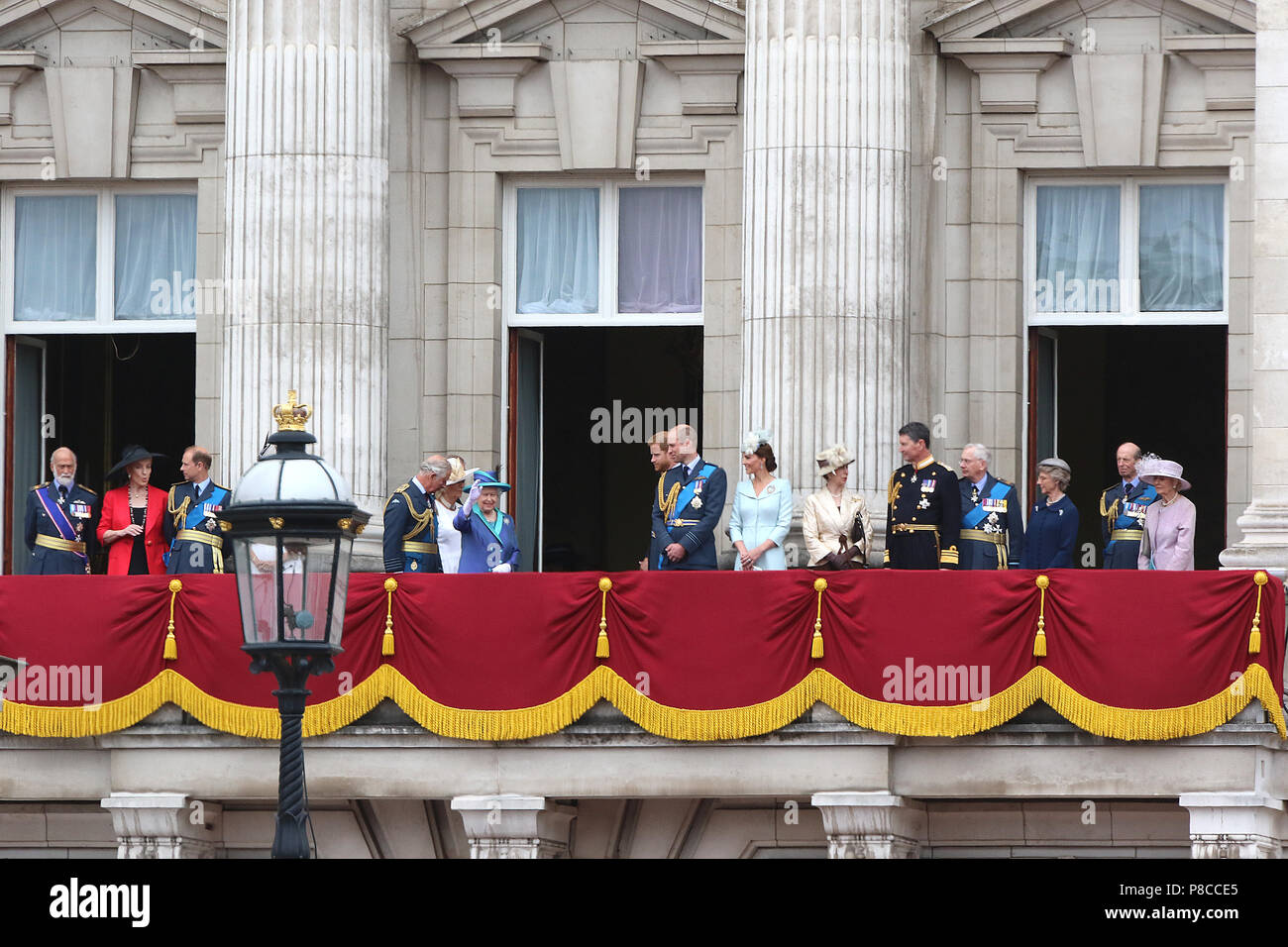 Londres, Royaume-Uni. 10 juillet, 2018. Famille royale, le Prince Michael de Kent, la princesse Michael de Kent, le Prince Edward, prince de Galles, Charles, Camilla duchesse de Cornouailles, la reine Elizabeth II, Meghan Duchesse de Sussex, duc de Sussex, le prince Harry le Prince William, duc de Cambridge, Catherine duchesse de Cambridge, Anne Princesse Royale, le Vice-amiral Sir Timothy Laurence, Richard Prince Duc de Gloucester, Birgitte duchesse de Gloucester, Île-duc de Kent, Katharine duchesse de Kent, RAF100 Parade et défilé, le Mall & Buckingham Palace, London, UK. Credit : Riche Gold/Alamy Live News Banque D'Images
