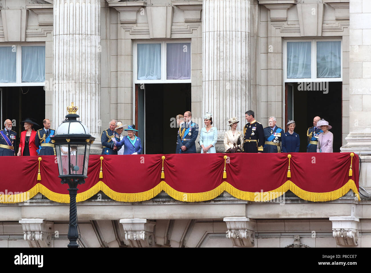 Londres, Royaume-Uni. 10 juillet, 2018. Famille royale, le Prince Michael de Kent, la princesse Michael de Kent, le Prince Edward, prince de Galles, Charles, Camilla duchesse de Cornouailles, la reine Elizabeth II, Meghan Duchesse de Sussex, duc de Sussex, le prince Harry le Prince William, duc de Cambridge, Catherine duchesse de Cambridge, Anne Princesse Royale, le Vice-amiral Sir Timothy Laurence, Richard Prince Duc de Gloucester, Birgitte duchesse de Gloucester, Île-duc de Kent, Katharine duchesse de Kent, RAF100 Parade et défilé, le Mall & Buckingham Palace, London, UK. Credit : Riche Gold/Alamy Live News Banque D'Images