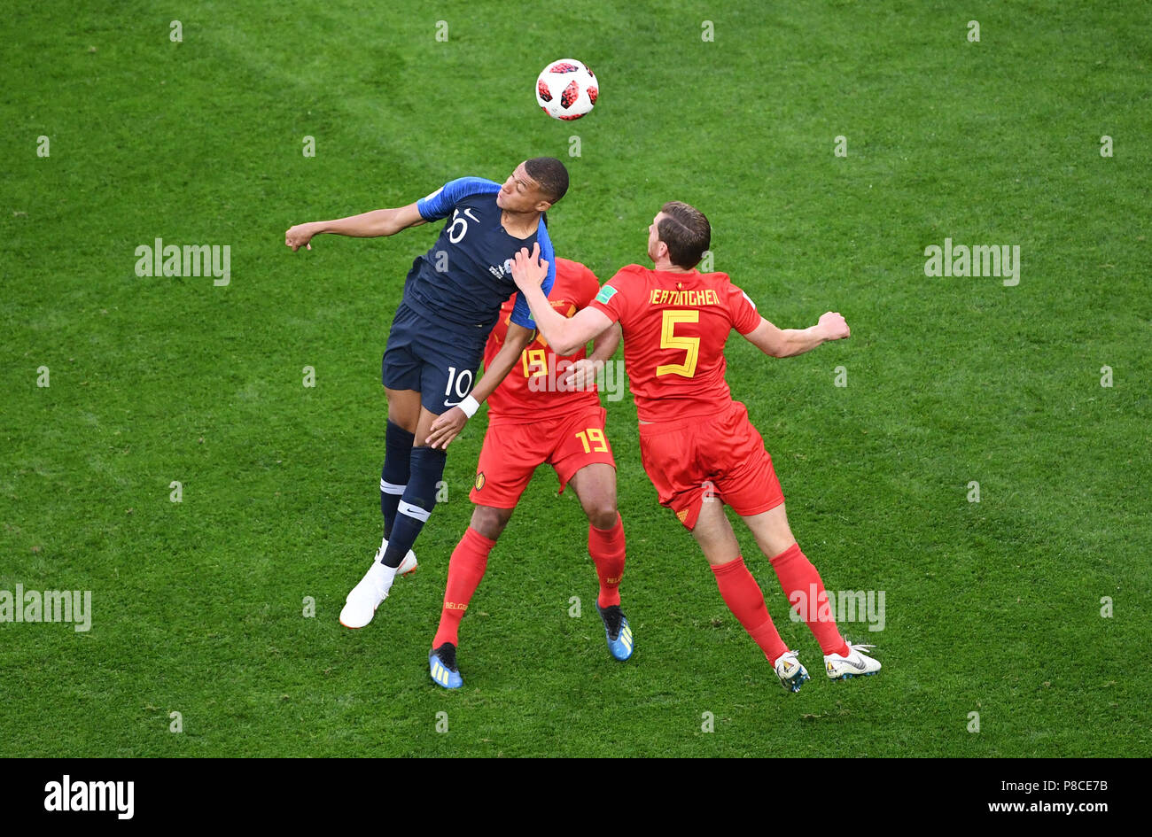 Saint-pétersbourg, Russie. 10 juillet, 2018. Kylian Mbappe (France) et Jan Vertonghen et Moussa Dembele (Belgique) GES/football/World Championship 2018 Russie : Demi-finales : France - Belgique, 10.07.2018/GES/soccer/football Worldcup 2018 Russie : demi-finale : France / Belgique, Saint-Pétersbourg, 10 juillet, 2018 | dans le monde entier : dpa Crédit/Alamy Live News Banque D'Images