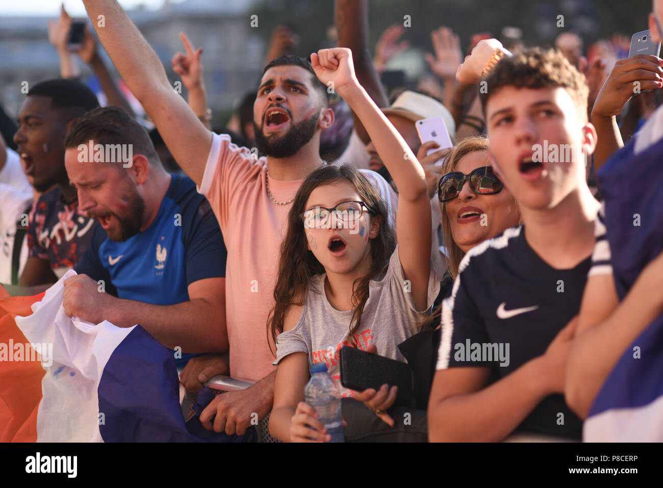 Paris, France. 10 juillet, 2018. Les partisans de l'équipe de France de football se réunissent à l'Hôtel de Ville pour regarder la demi-finale de la Coupe du Monde de football entre la France et la Belgique. Des supporters de l'equipe de France de football se rassemblent un hôtel de ville pour regarder la demi-finale de la Coupe du Monde entre la France et la Belgique. *** FRANCE / PAS DE VENTES DE MÉDIAS FRANÇAIS *** Crédit : Idealink Photography/Alamy Live News Banque D'Images