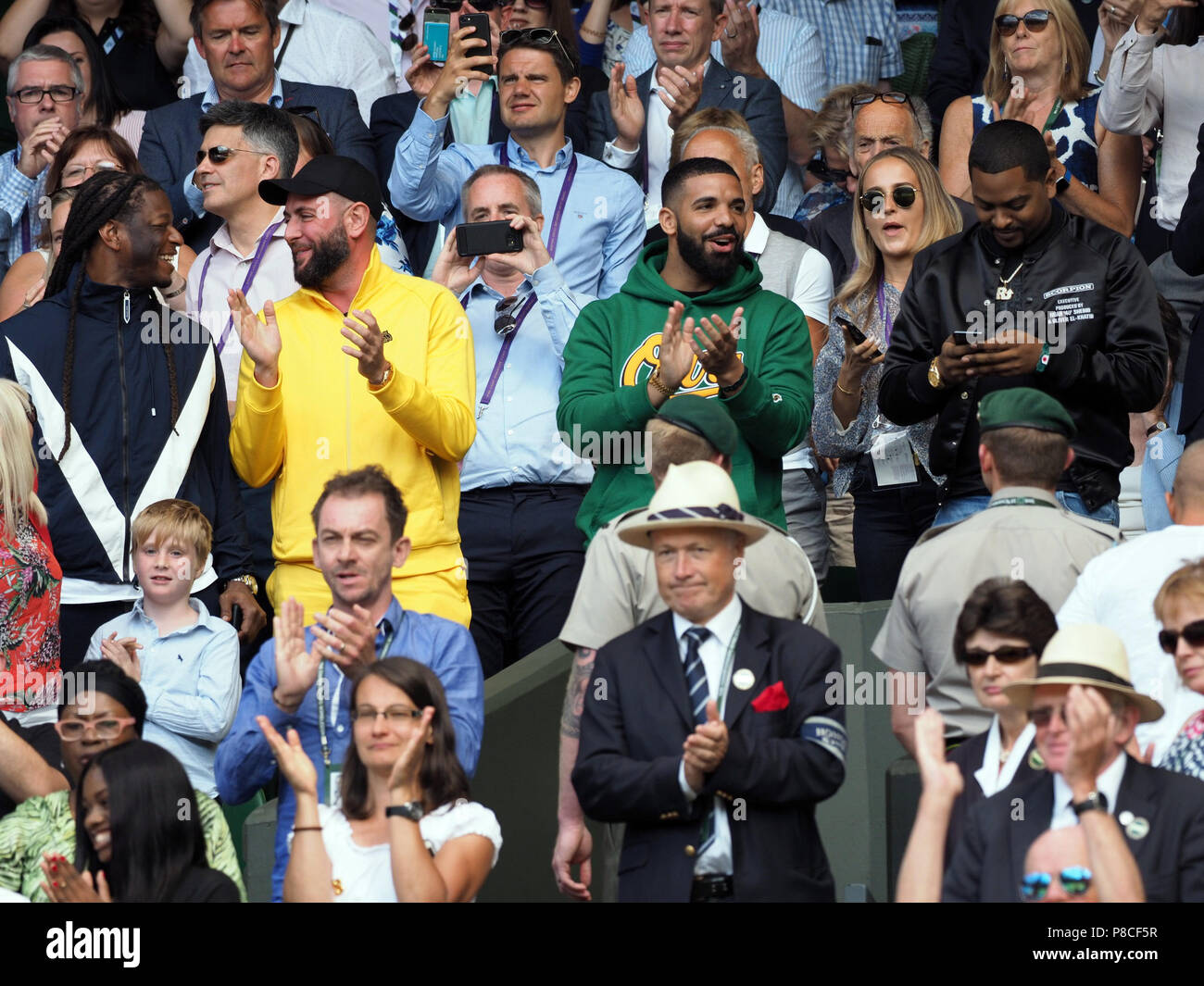 Londres, Royaume-Uni. 10 juillet, 2018. Le rappeur Drake assiste et cheers sur Serena Williams jour huit des championnats de tennis de Wimbledon à l'All England Lawn Tennis et croquet Club le 10 juillet 2018 à Londres, en Angleterre. Personnes : Drake Credit : tempêtes Media Group/Alamy Live News Banque D'Images