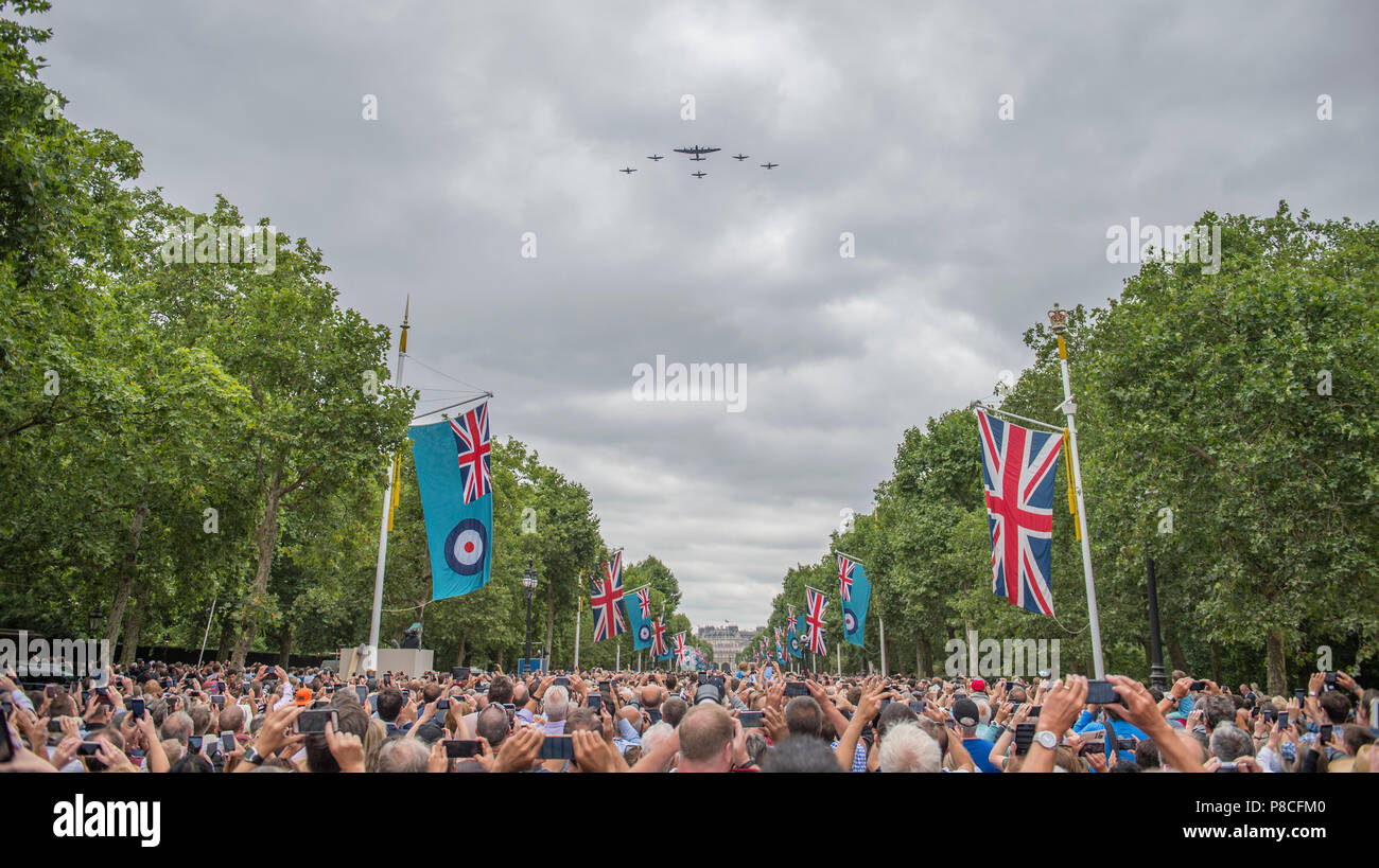 Le Mall, Londres, Royaume-Uni. 10 juillet, 2018. Célébrations du centenaire de la Royal Air Force ont lieu à Londres avec des milliers à regarder la parade et défilé aérien de gros aéronefs de la Mall. Credit : Malcolm Park/Alamy Live News. Banque D'Images
