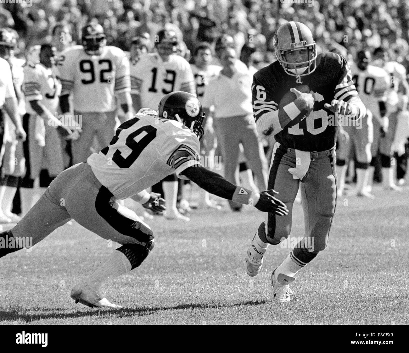 San Francisco, Californie, USA. 14Th Oct, 1984. San Francisco 49ers vs Pittsburgh Steelers à Candlestick Park Dimanche, 14 octobre 1984. Battre les Steelers 49ers 20-17. Pittsburgh Steelers arrière défensif Dwayne Woodruff (49) tente de s'attaquer à San Francisco Quarterback Joe Montana Crédit : Al Golub/ZUMA/Alamy Fil Live News Banque D'Images