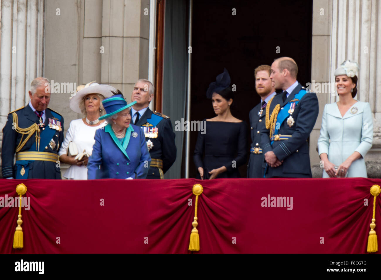 Les Royals regarder les célébrations de la RAF 100 depuis le balcon de Buckingham Palace. Banque D'Images