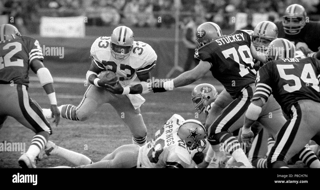 San Francisco, Californie, USA. 10 janvier, 1982. San Francisco 49ers vs Dallas Cowboys à Candlestick Park, dimanche 10 janvier. 1982. 49ers beat Cowboys 28-27 Championnat de conférence. Cowboys de Dallas d'utiliser de nouveau Tony Dorsett (33) trouve le trou dans la ligne des 49ers de faire progresse. Crédit : Al Golub/ZUMA/Alamy Fil Live News Banque D'Images