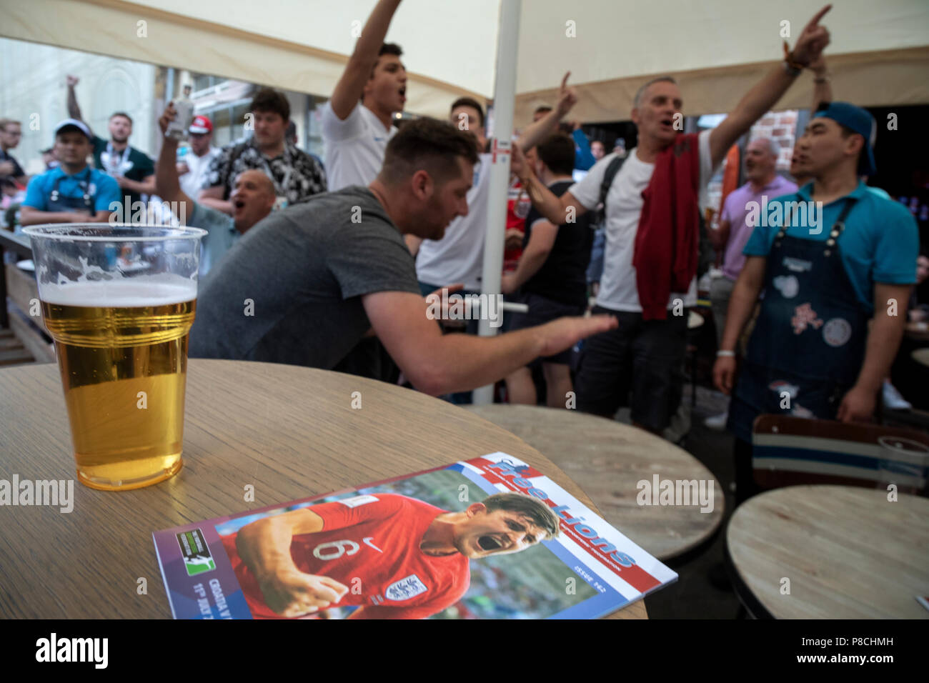 Moscou, Russie. 10thJuly, 2018. Les fans de football anglais cheer et boire de la bière à Moscou de la rue Nikolskaïa avant le match de l'Angleterre contre la Croatie de la Coupe du Monde FIFA 2018 Russie Crédit : Nikolay Vinokourov/Alamy Live News Banque D'Images