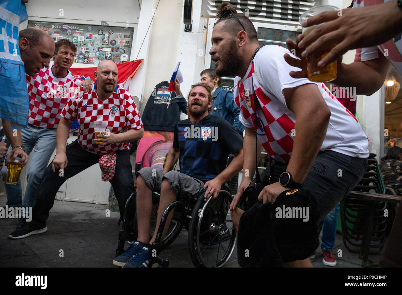 Moscou, Russie. 10thJuly, 2018. Les fans de football croate à remonter la rue Nikolskaïa de Moscou avant le match de l'Angleterre contre la Croatie de la Coupe du Monde FIFA 2018 Russie Crédit : Nikolay Vinokourov/Alamy Live News Banque D'Images