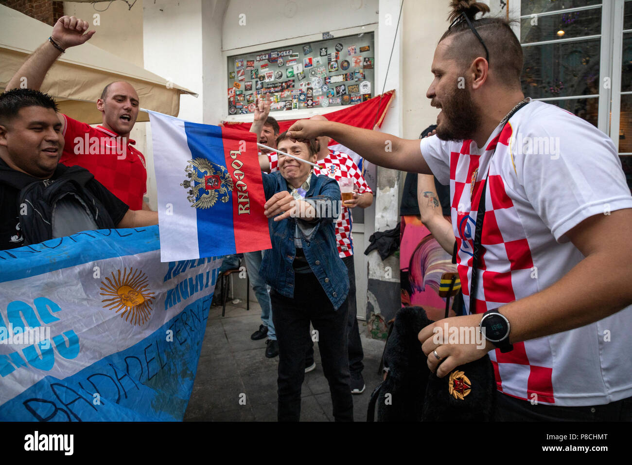 Moscou, Russie. 10thJuly, 2018. Les fans de football croate à remonter la rue Nikolskaïa de Moscou avant le match de l'Angleterre contre la Croatie de la Coupe du Monde FIFA 2018 Russie Crédit : Nikolay Vinokourov/Alamy Live News Banque D'Images
