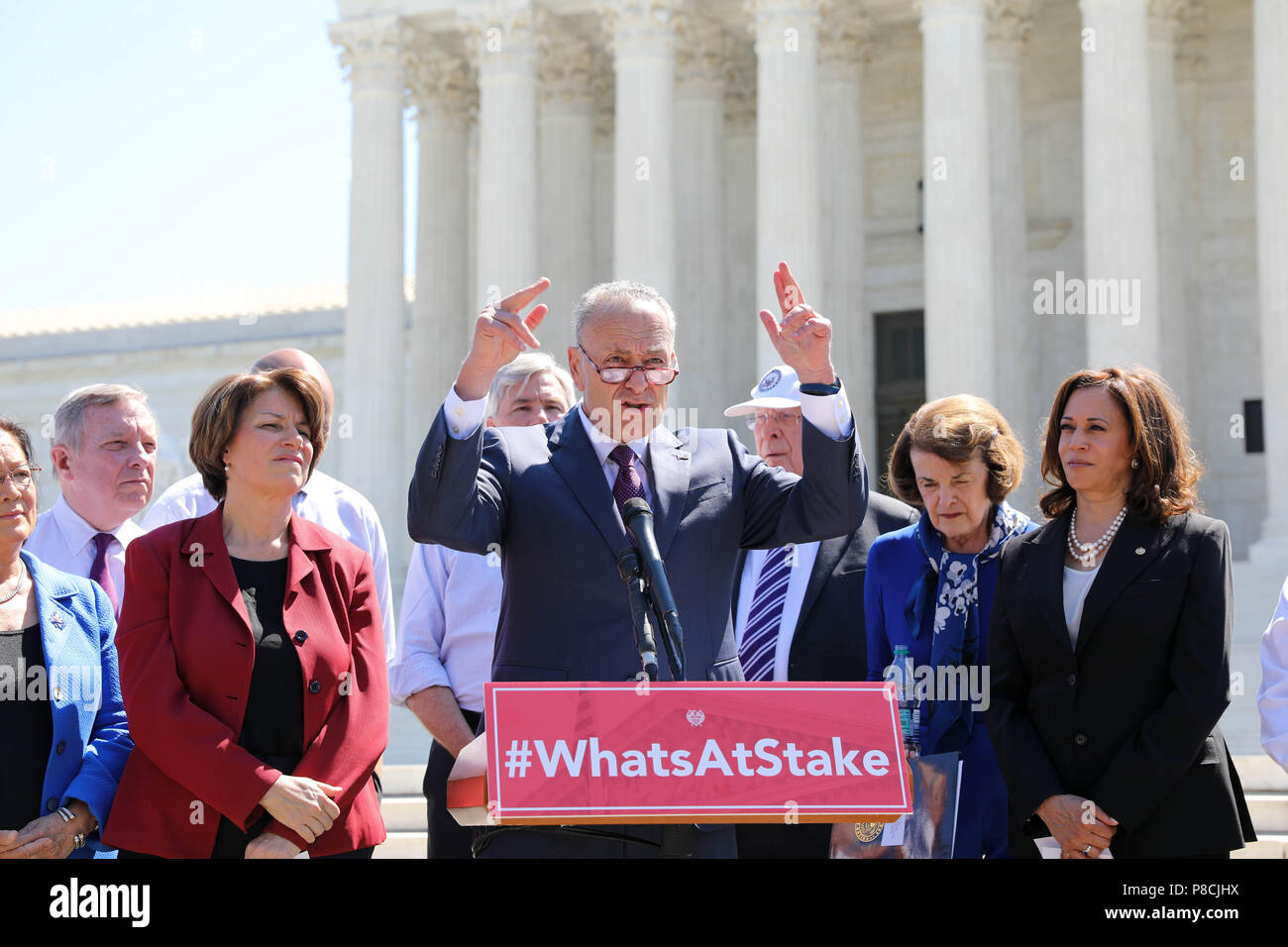 Washington, US. 10 juillet 2018. Chef de la minorité du Sénat américain Chuck Schumer, centre, rejoint par d'autres sénateurs démocrates, tient une conférence de presse sur les marches de la Cour suprême s'opposant à la nomination du juge Brett Kavanaugh, 10 juillet 2018 à Washington, DC. Kavanaugh a été nommé par le Président Donald Trump pour remplacer M. Anthony Kennedy, Juge à la retraite. Credit : Planetpix/Alamy Live News Banque D'Images