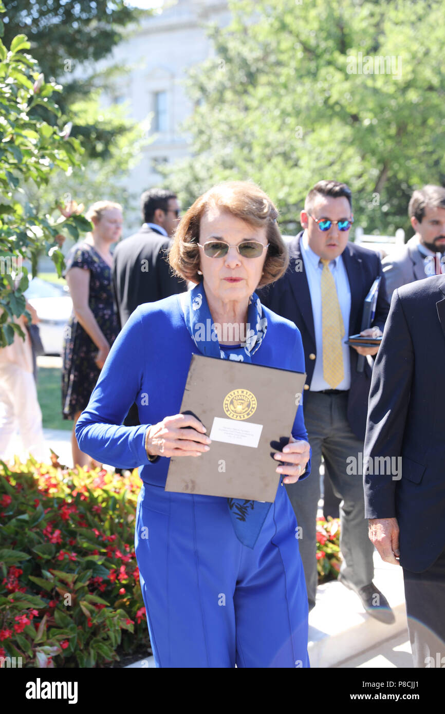 Washington, US. 10 juillet 2018. Le sénateur américain Dianne Feinstein de Californie arrive à assister à une conférence de presse sur les marches de la Cour suprême, s'opposer à la nomination du juge Brett Kavanaugh, 10 juillet 2018 à Washington, DC. Kavanaugh a été nommé par le Président Donald Trump pour remplacer M. Anthony Kennedy, Juge à la retraite. Credit : Planetpix/Alamy Live News Banque D'Images