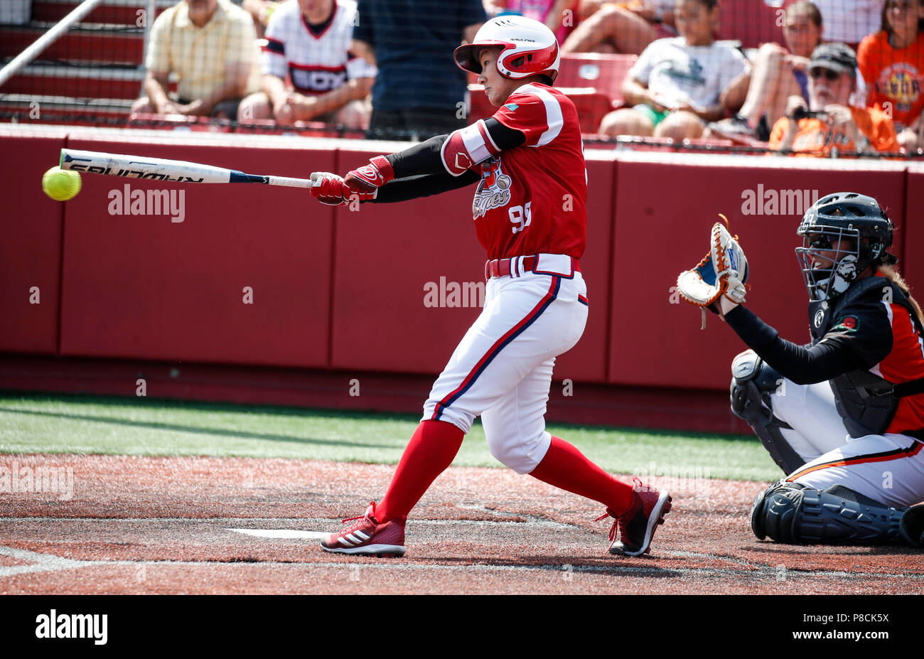 Chicago, USA. 10 juillet, 2018. Des Aigles de Beijing Yang Huiqi (L) fait concurrence au cours de la ligue de softball balle rapide Professionnel National match de saison régulière entre les Aigles et Beijing Chicago Bandits au Complexe sportif Banque Parkway à Rosemont, les États-Unis, le 10 juillet 2018. Les bandits a gagné 5-2. Crédit : Joel Lerner/Xinhua/Alamy Live News Banque D'Images