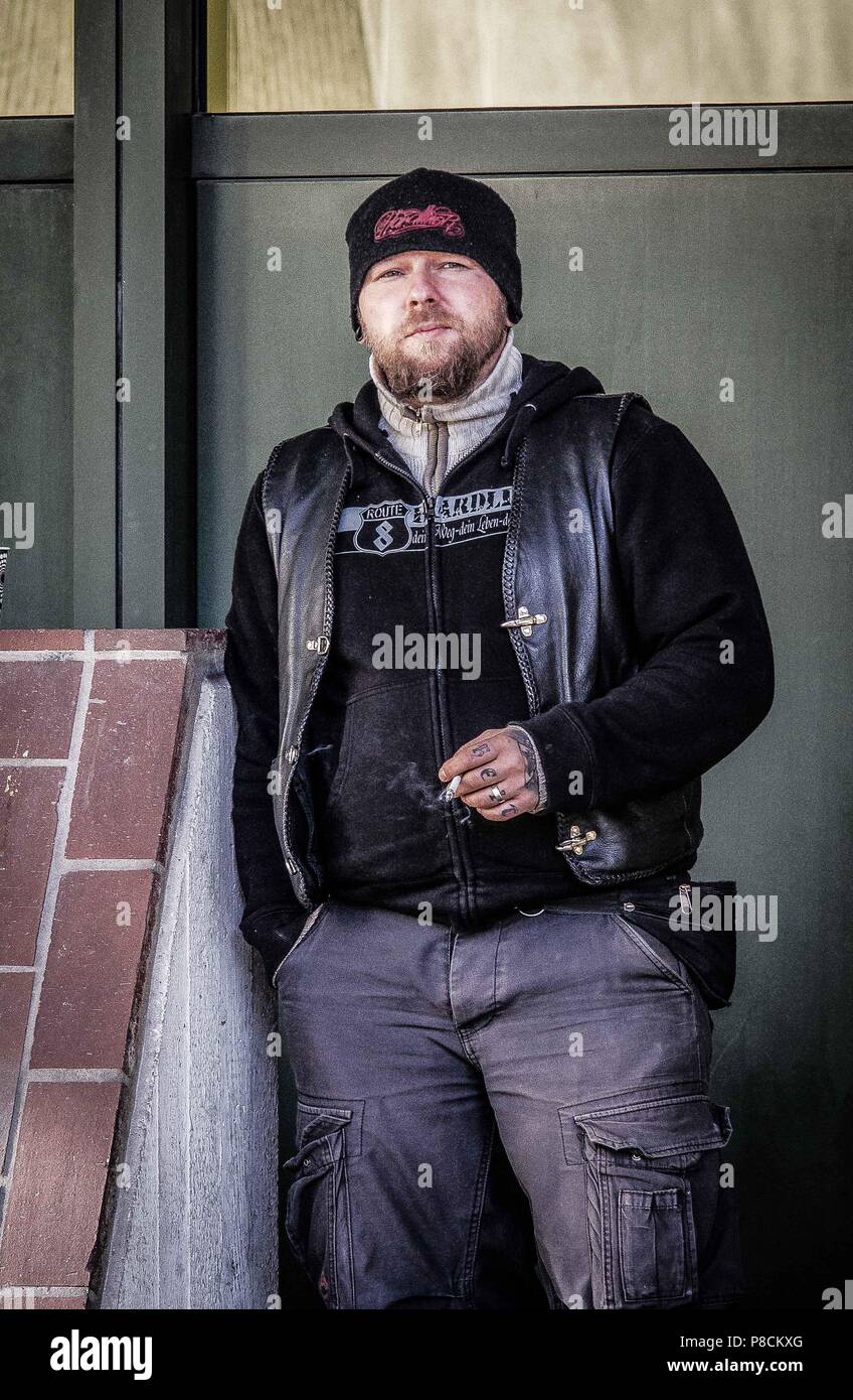 Munich, Bavière, Allemagne. 3e Mar, 2015. Andre Eminger debout devant les tribunaux à Munich en 2015 lors d'une démonstration de solidarité néo-nazi pour lui et d'autres dans l'USN. Il est l'un de ceux chargés de donner l'uns de l'aide pendant une cellule terroriste tuerie qui a duré près de 13 ans. Credit : Sachelle Babbar/ZUMA/Alamy Fil Live News Banque D'Images