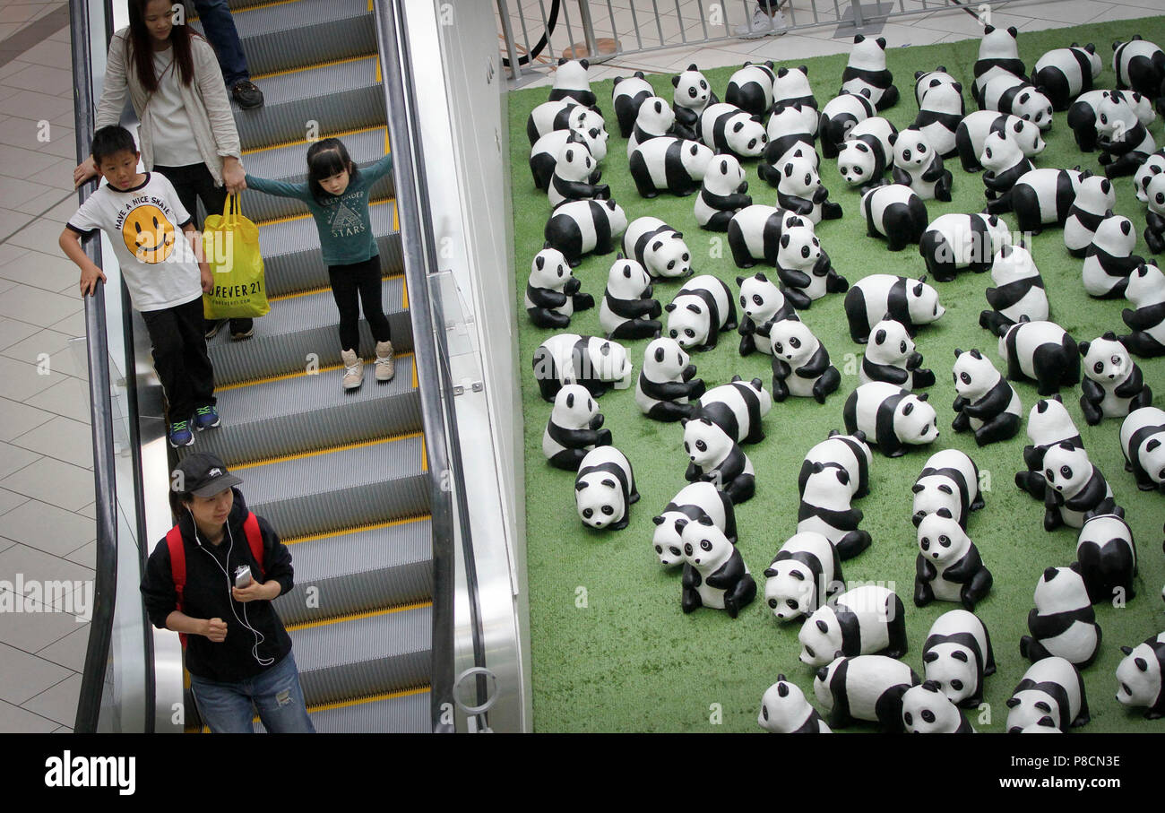 Vancouver. 10 juillet, 2018. Photo prise le 10 juillet 2018 montre des pandas papier mâché lors d'une exposition de l'art 'papier mâché 1 600 pandas' at Metrotown Mall à Vancouver, Canada. '1 600 pandas', une oeuvre papier mâché créé en 2008 par l'artiste français Paulo Grangeon pour le Fonds mondial pour la nature (WWF), a commencé sa tournée de l'exposition du Canada mardi. Credit : Liang sen/Xinhua/Alamy Live News Banque D'Images