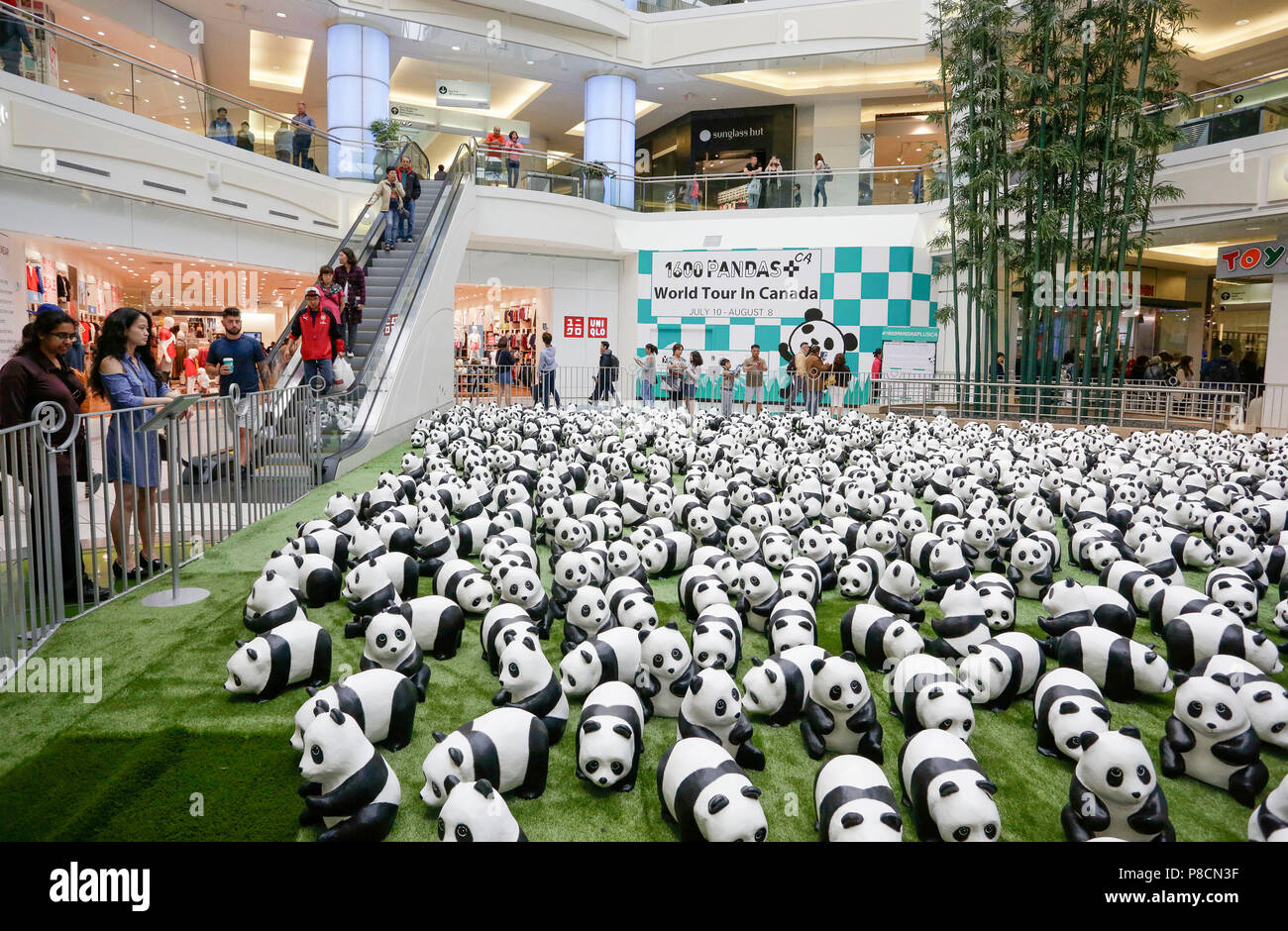 Vancouver. 10 juillet, 2018. Photo prise le 10 juillet 2018 montre des pandas papier mâché lors d'une exposition de l'art 'papier mâché 1 600 pandas' at Metrotown Mall à Vancouver, Canada. '1 600 pandas', une oeuvre papier mâché créé en 2008 par l'artiste français Paulo Grangeon pour le Fonds mondial pour la nature (WWF), a commencé sa tournée de l'exposition du Canada mardi. Credit : Liang sen/Xinhua/Alamy Live News Banque D'Images
