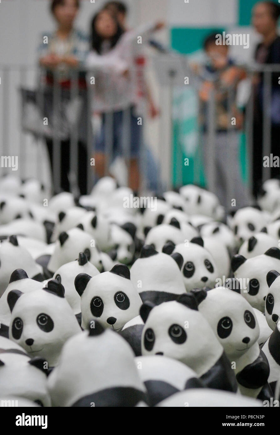 Vancouver. 10 juillet, 2018. Photo prise le 10 juillet 2018 montre des pandas papier mâché lors d'une exposition de l'art 'papier mâché 1 600 pandas' at Metrotown Mall à Vancouver, Canada. '1 600 pandas', une oeuvre papier mâché créé en 2008 par l'artiste français Paulo Grangeon pour le Fonds mondial pour la nature (WWF), a commencé sa tournée de l'exposition du Canada mardi. Credit : Liang sen/Xinhua/Alamy Live News Banque D'Images