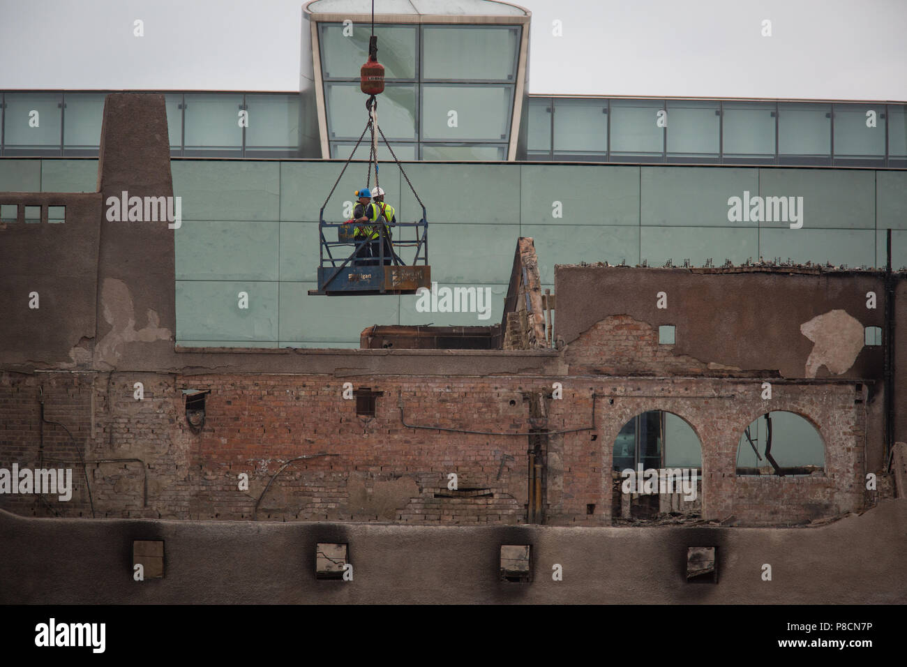 Glasgow, Ecosse, le 10 juillet 2018. Travaux de démantèlement commence sur la façade sud de l'a dévasté, Charles Rennie Mackintosh-conçu, Glasgow School of Art. Il a été annoncé que le célèbre bâtiment, qui a été détruit dans un deuxième incendie féroce le mois dernier, après un incendie initiale en 2014, va être reconstruite, fidèle à la conception originale. Image Crédit : Jeremy Sutton-Hibbert/Alamy Live News. Banque D'Images