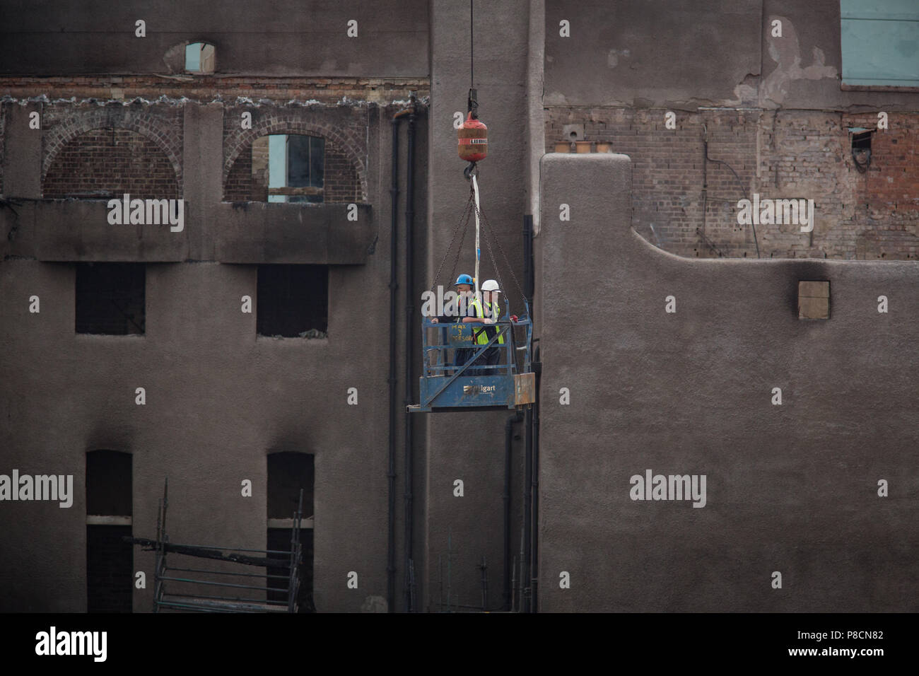 Glasgow, Ecosse, le 10 juillet 2018. Travaux de démantèlement commence sur la façade sud de l'a dévasté, Charles Rennie Mackintosh-conçu, Glasgow School of Art. Il a été annoncé que le célèbre bâtiment, qui a été détruit dans un deuxième incendie féroce le mois dernier, après un incendie initiale en 2014, va être reconstruite, fidèle à la conception originale. Image Crédit : Jeremy Sutton-Hibbert/Alamy Live News. Banque D'Images