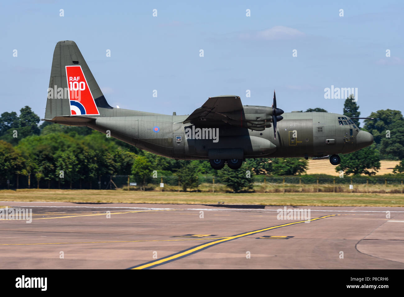 Royal Air Force RAF Lockheed C-130 Hercules avec RAF100 RAF 100 logo de la queue au Royal International Air Tattoo, RIAT 2018, RAF Fairford, Gloucestershire, Royaume-Uni Banque D'Images